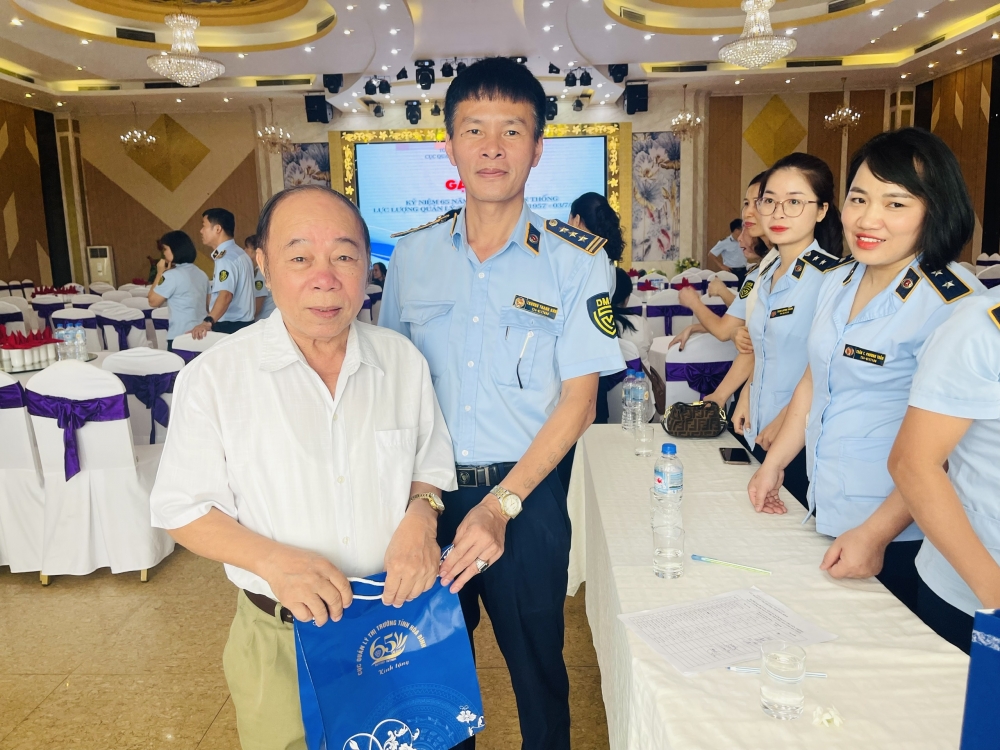 Quản lý thị trường cả nước với nhiều hoạt động chào mừng 65 năm truyền thống lực lượng