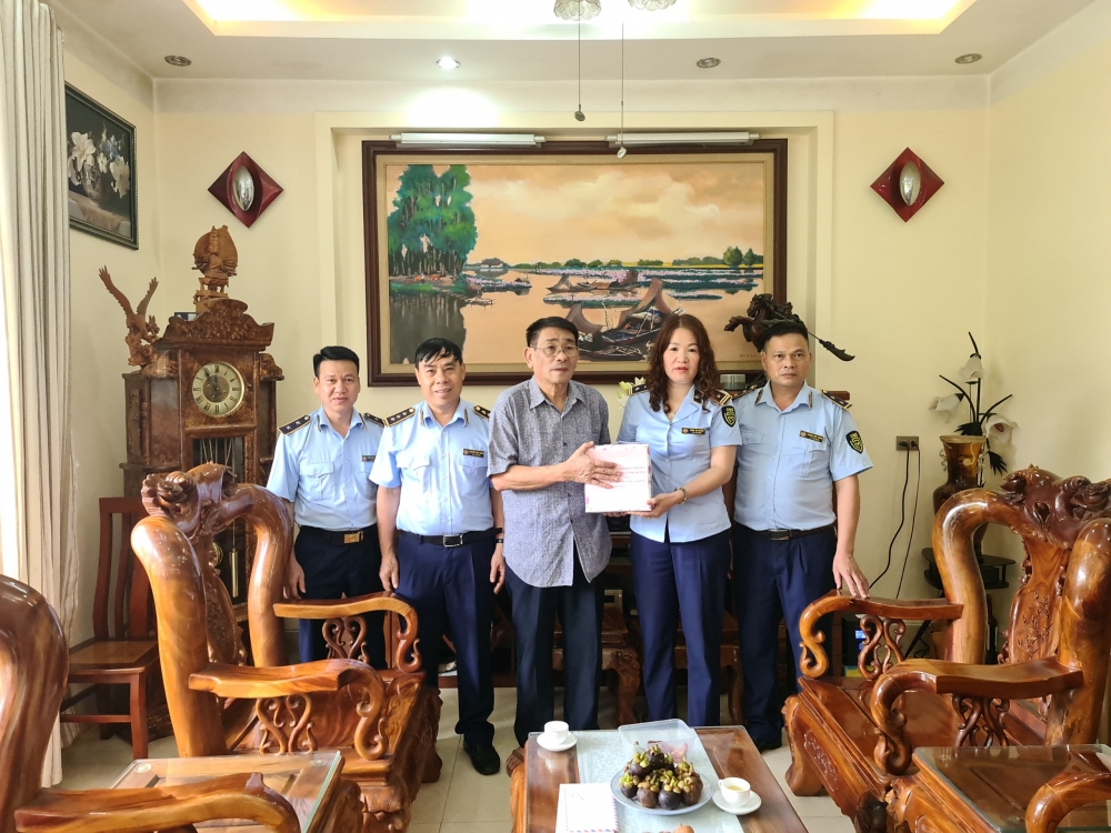 Quản lý thị trường cả nước với nhiều hoạt động chào mừng 65 năm truyền thống lực lượng