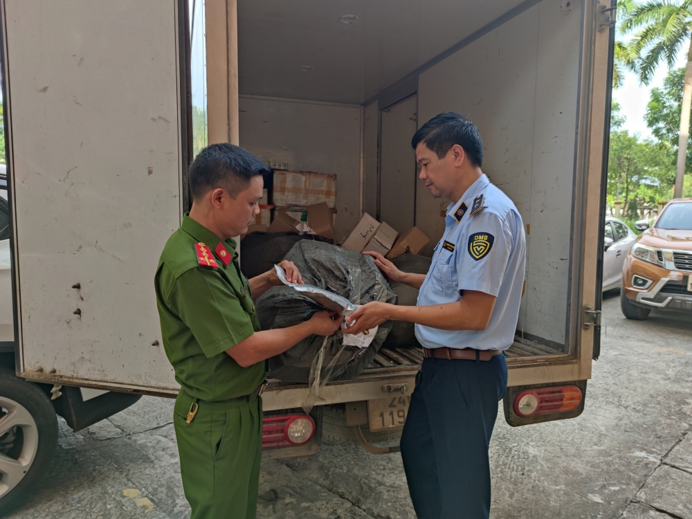 QLTT Lào Cai thu giữ lô hàng thực phẩm sấy khô không rõ nguồn gốc QLTT Lào Cai thu giữ lô hàng thực phẩm sấy khô không rõ nguồn gốc