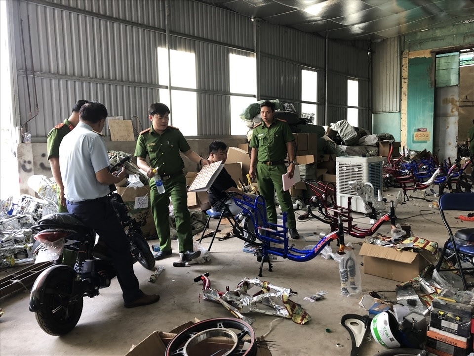 Phát hiện cơ sở lắp ráp xe đạp điện giả nhãn hiệu quy mô lớn ở Bình Dương