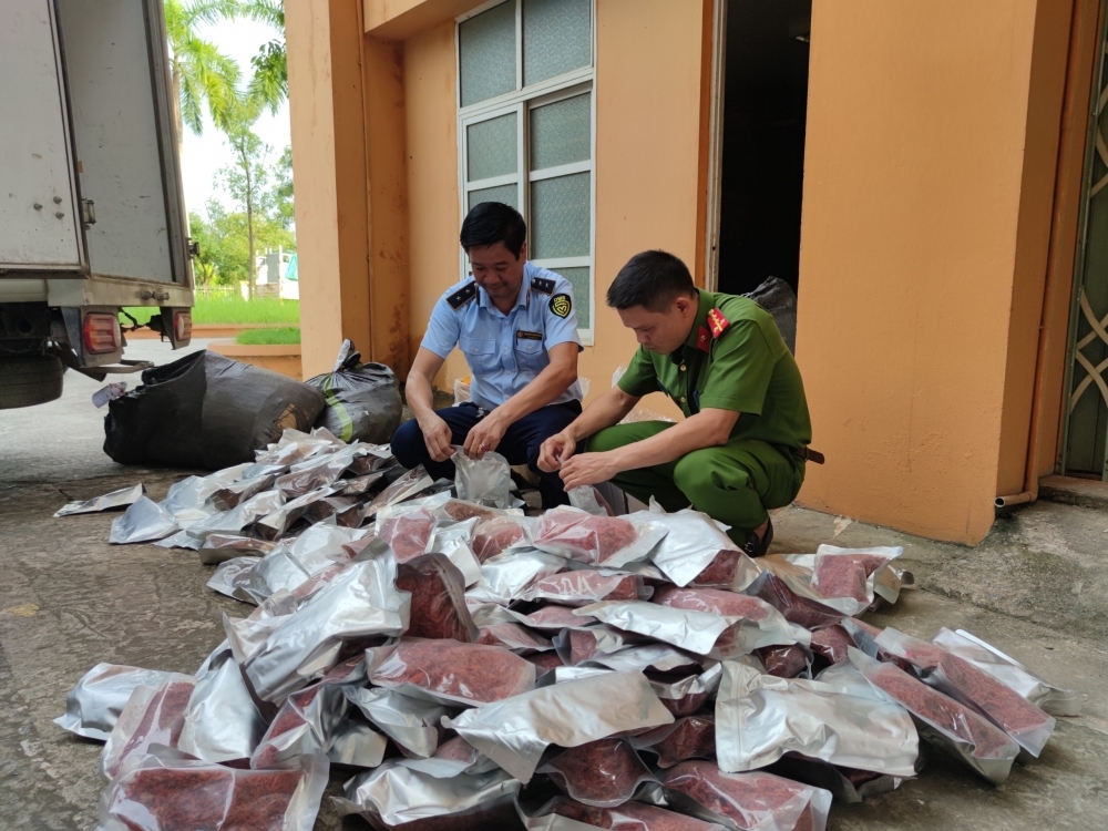 Lào Cai: Tiêu hủy 3 lô hàng thực phẩm, thuốc lá không rõ nguồn gốc