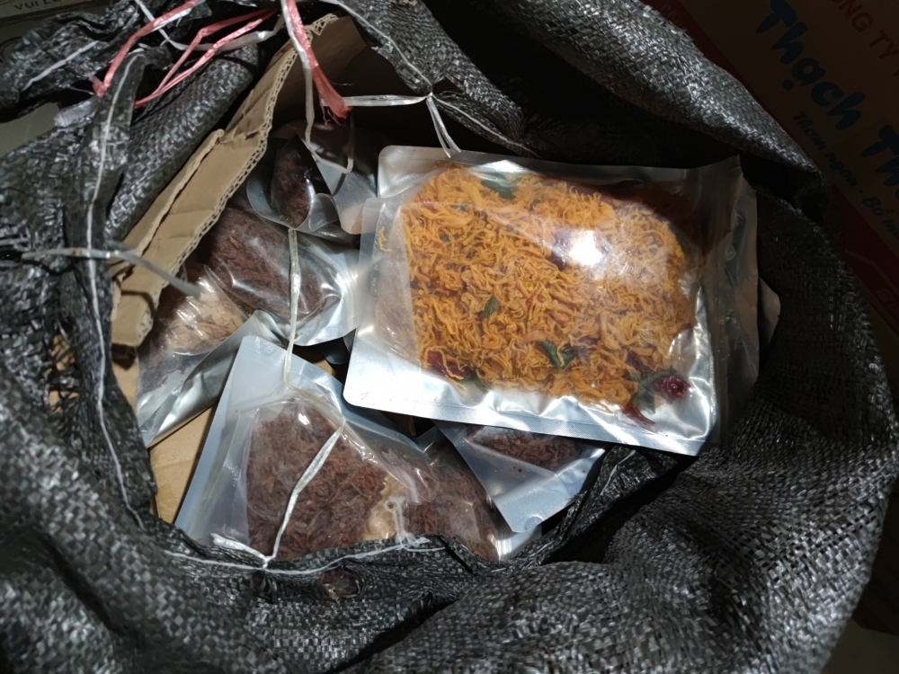 Lào Cai: Tiêu hủy 3 lô hàng thực phẩm, thuốc lá không rõ nguồn gốc