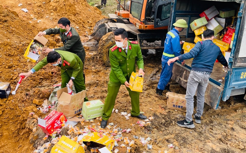 Lào Cai: Tiêu hủy 3 lô hàng thực phẩm, thuốc lá không rõ nguồn gốc