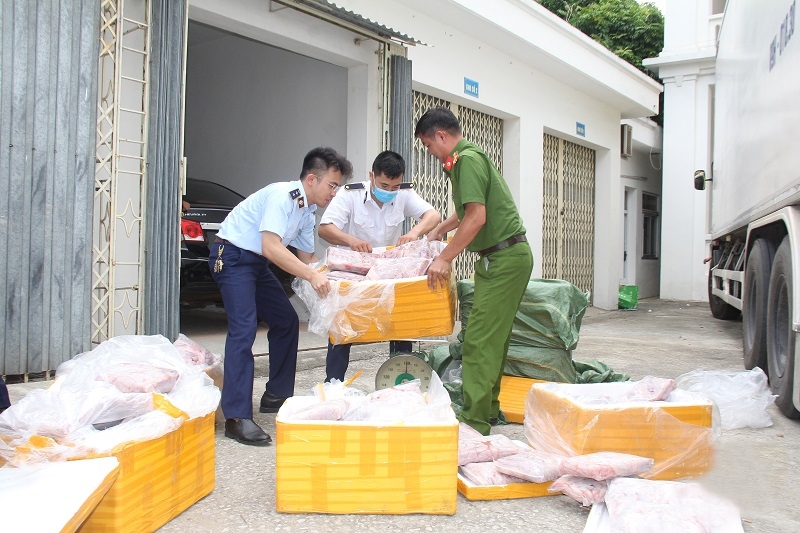 Ngăn chặn kịp thời 1,2 tấn thực phẩm đông lạnh không rõ nguồn gốc trên đường đi tiêu thụ