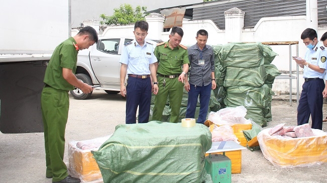 Ngăn chặn kịp thời 1,2 tấn thực phẩm đông lạnh không rõ nguồn gốc trên đường đi tiêu thụ