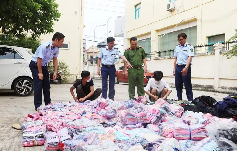 QLTT Vĩnh Phúc: Tiêu hủy gần 12.000 sản phẩm giả nhãn hiệu nổi tiếng