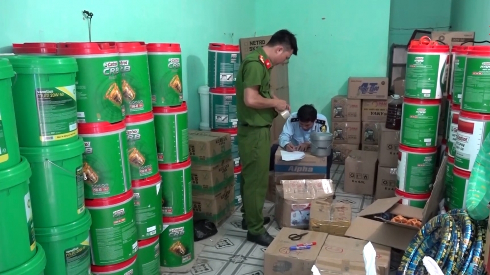 An Giang: Phát hiện 23.000 lít dầu nhớt có dấu hiệu giả các thương hiệu nổi tiếng