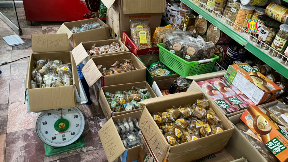 Hà Nội: Thu giữ thực phẩm nước ngoài không nguồn gốc