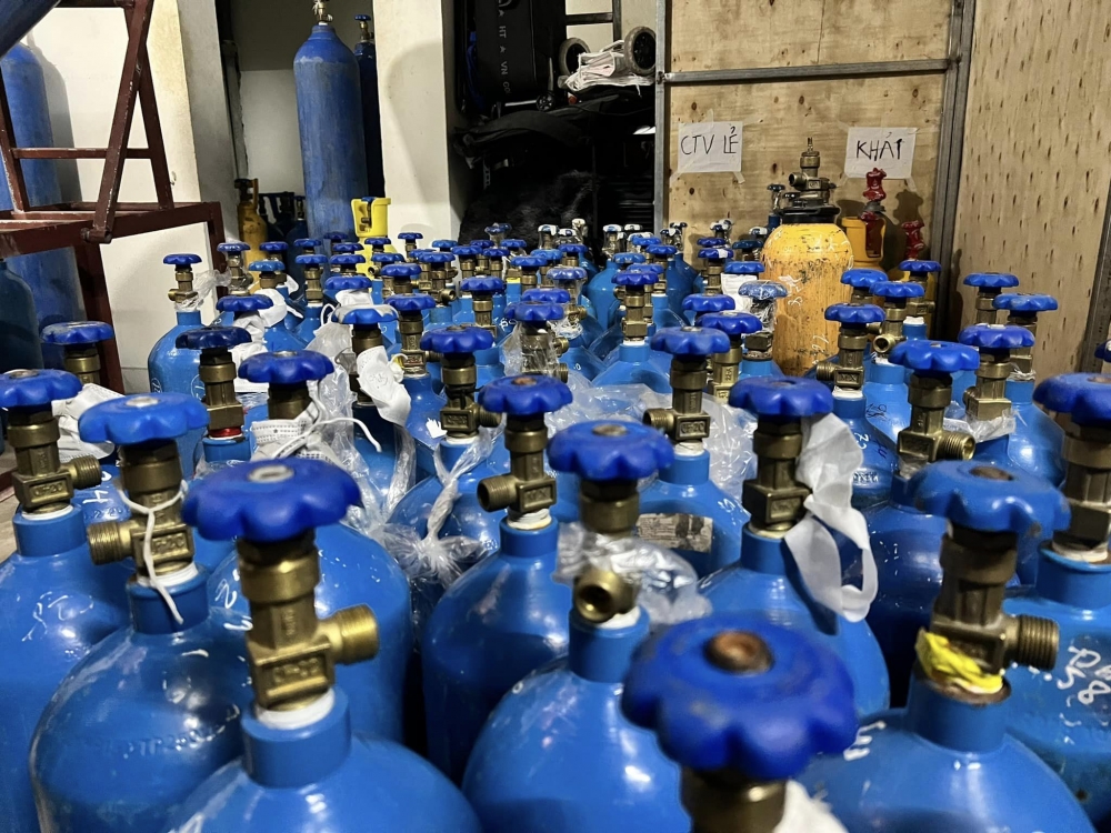 Thu giữ lô hàng bình khí ‘bóng cười’ tại Hà Nội