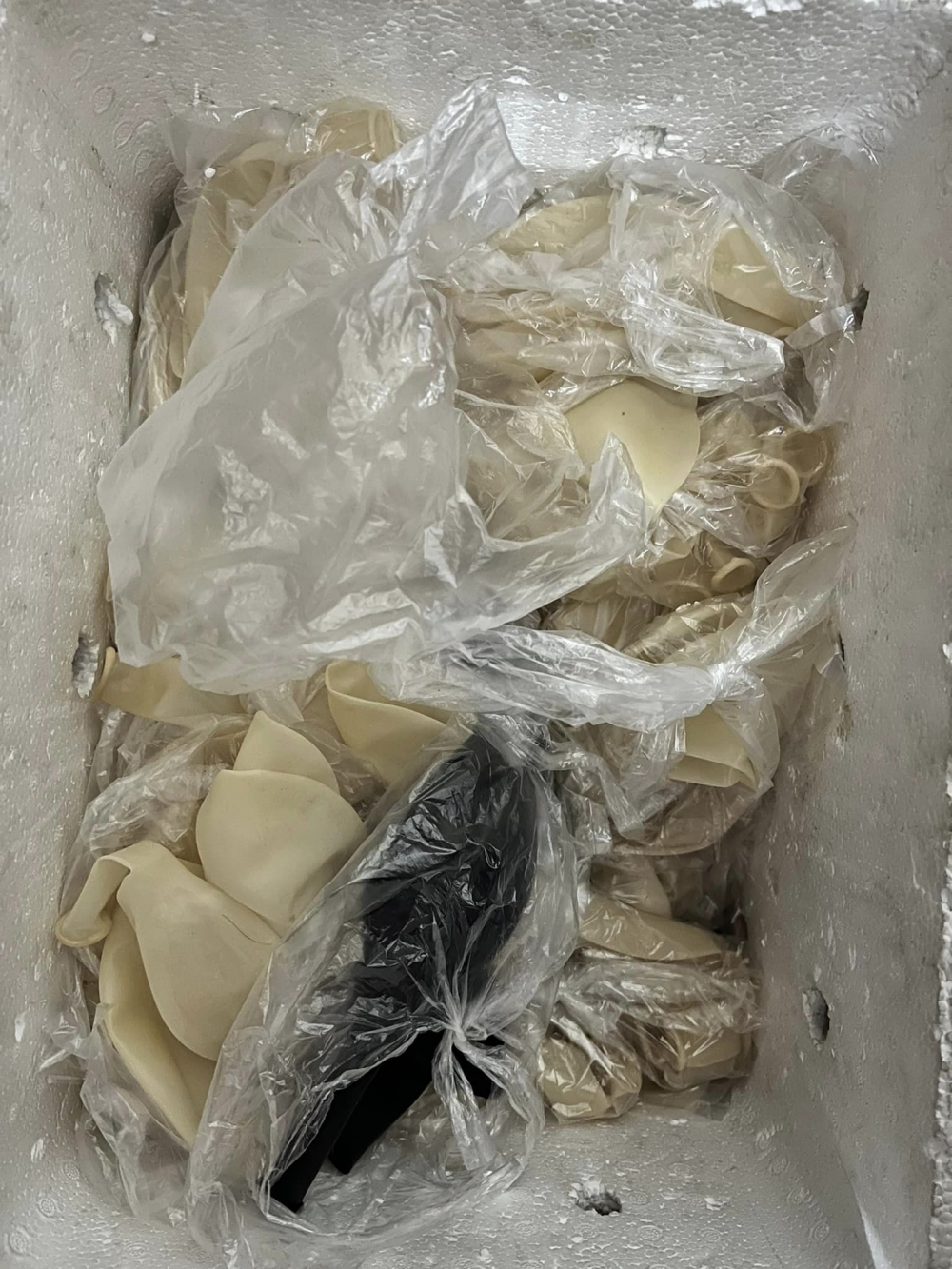 Thu giữ lô hàng bình khí ‘bóng cười’ tại Hà Nội