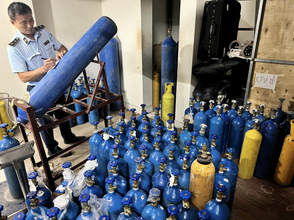 Thu giữ lô hàng bình khí ‘bóng cười’ tại Hà Nội