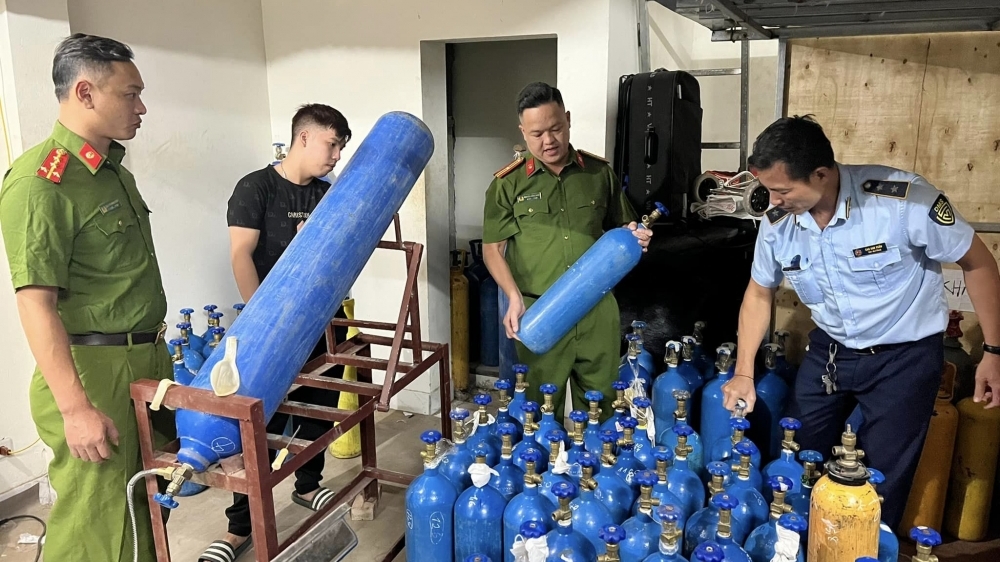 Thu giữ lô hàng bình khí ‘bóng cười’ tại Hà Nội