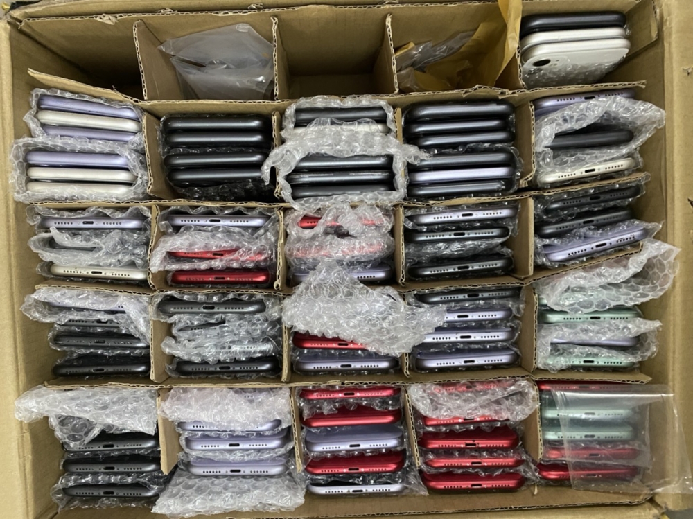 Quản lý thị trường TP.HCM: Bắt lô hàng 600 chiếc iPhone nghi nhập lậu