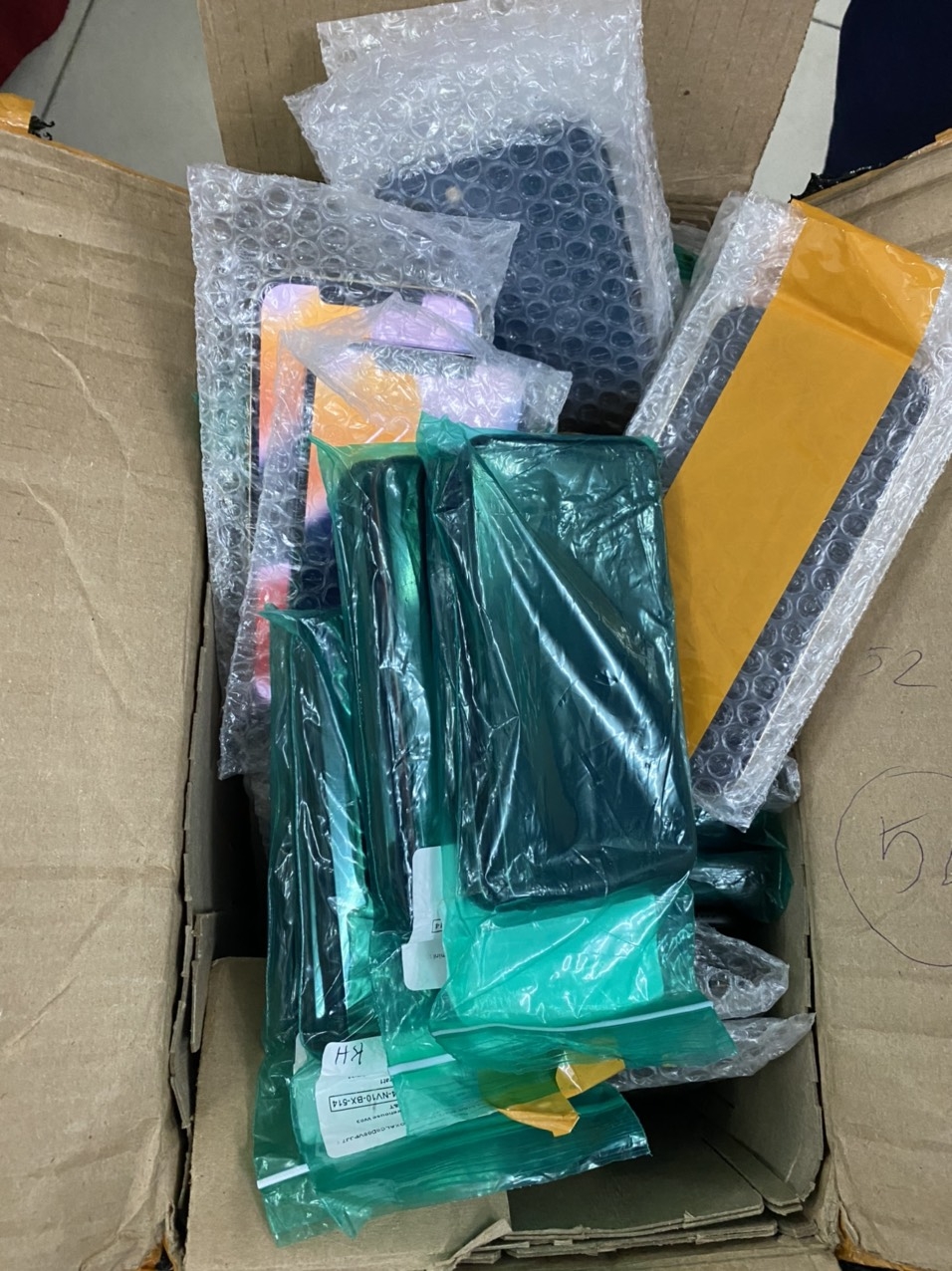 Quản lý thị trường TP.HCM: Bắt lô hàng 600 chiếc iPhone nghi nhập lậu