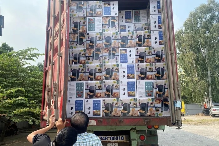 Phát hiện container nghi chở hàng lậu giữa Thủ đô Phát hiện container nghi chở hàng lậu giữa Thủ đô