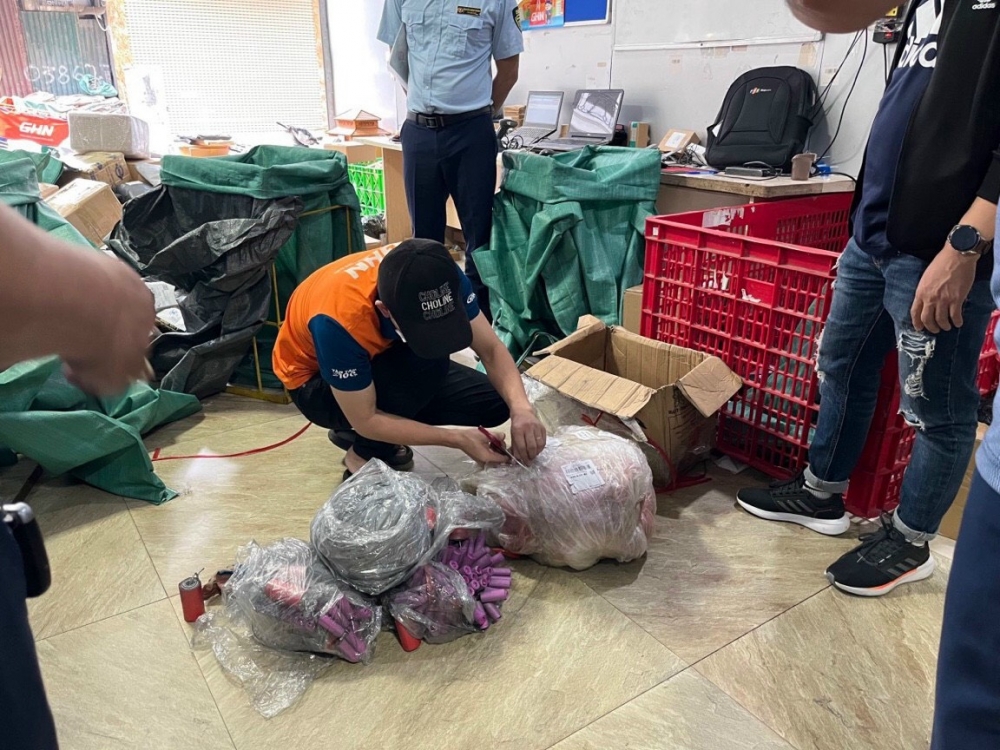 Thu giữ gần 120kg pháo nổ tại chi nhánh giao hàng nhanh