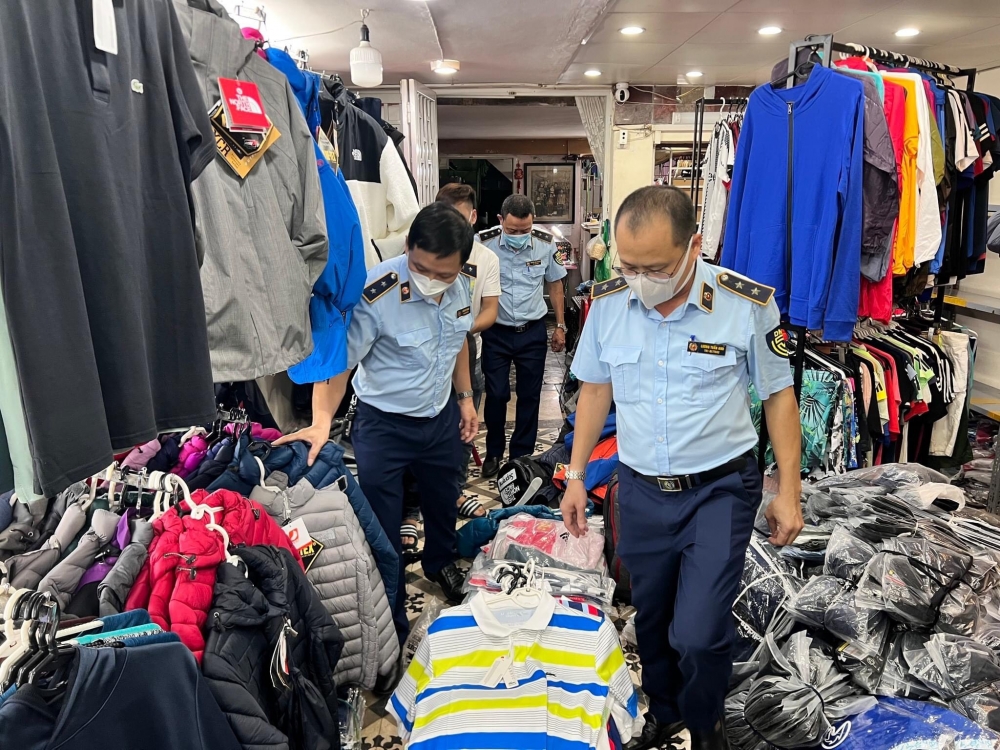 Thu giữ hàng trăm túi xách, giầy thể thao “hàng hiệu” giá chỉ vài trăm nghìn đồng