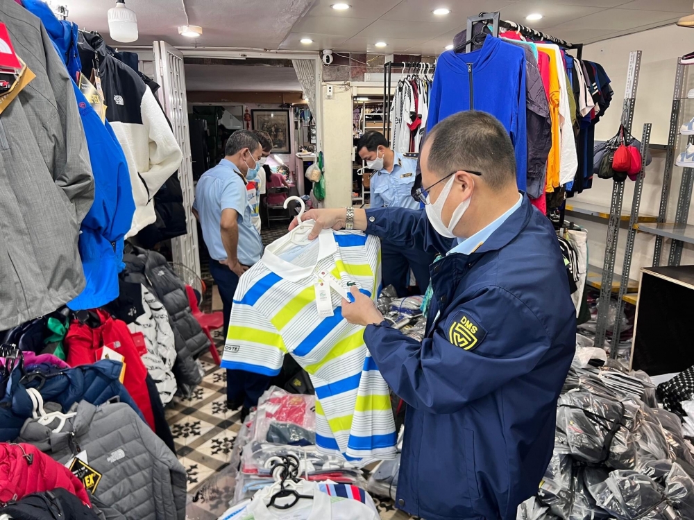 Thu giữ hàng trăm túi xách, giầy thể thao “hàng hiệu” giá chỉ vài trăm nghìn đồng