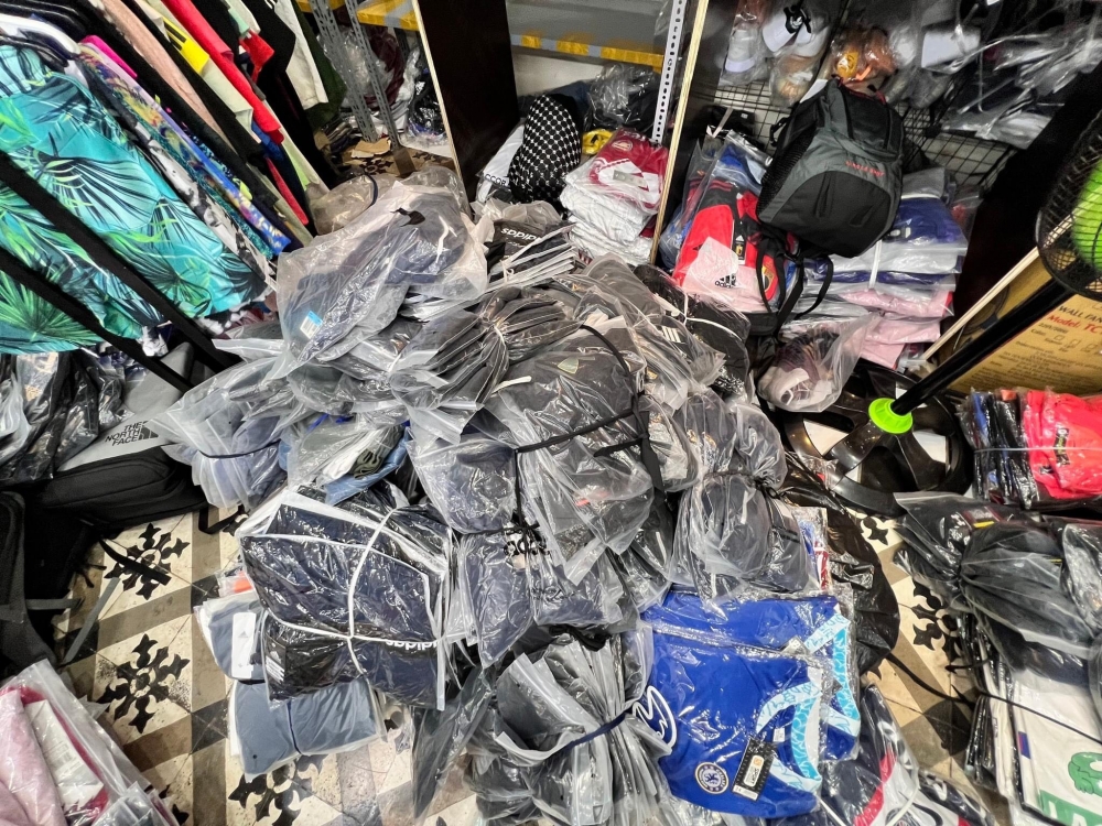 Thu giữ hàng trăm túi xách, giầy thể thao “hàng hiệu” giá chỉ vài trăm nghìn đồng