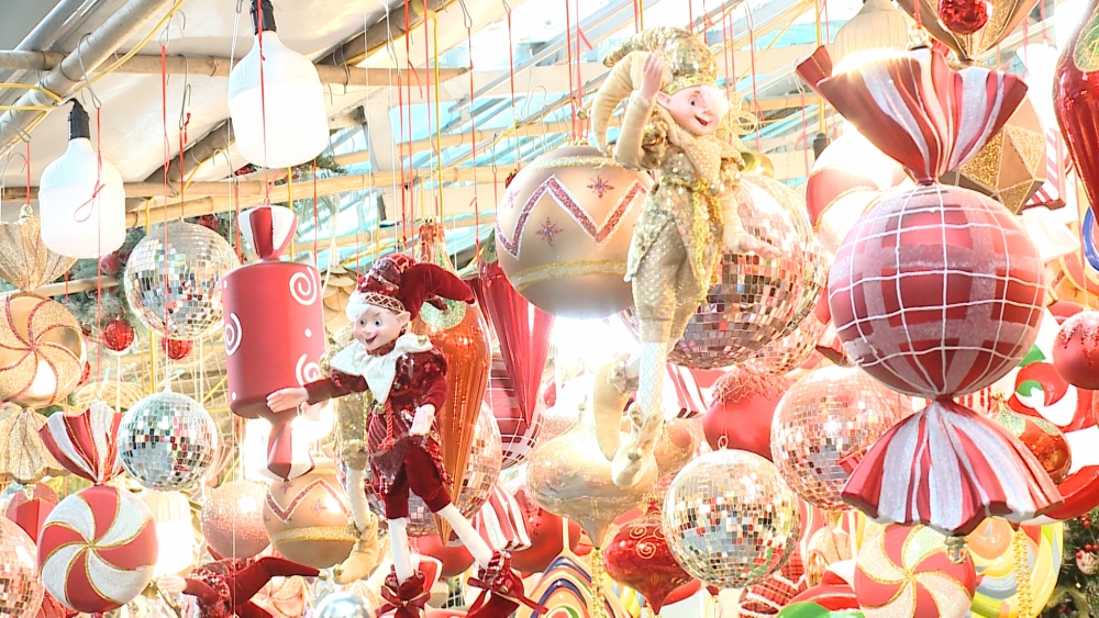 Nhộn nhịp thị trường đồ trang trí dịp cận lễ Giáng sinh