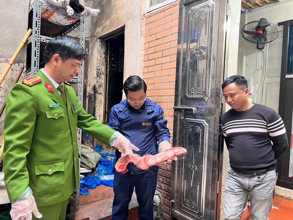 QLTT Hà Nội thu giữ hơn nửa tấn nầm lợn đang trong quá trình phân huỷ