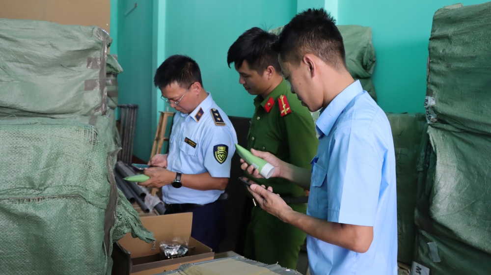 Phát hiện kho chứa hơn 20 tấn nước hoa, mỹ phẩm nghi giả nhãn hiệu nổi tiếng