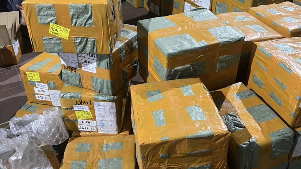 Hà Nội: Phát hiện lô hàng hoá gần 9.000 sản phẩm máy hút thuốc lá điện tử và phụ kiện