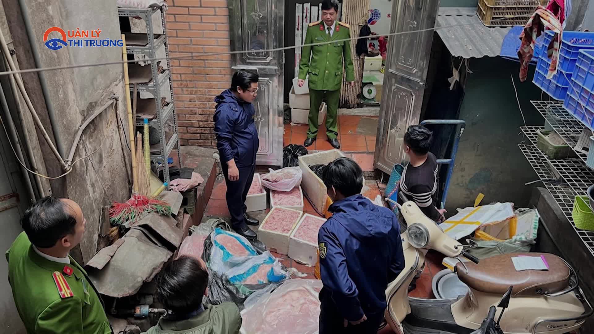 QLTT Hà Nội thu giữ hơn nửa tấn nầm lợn đang trong quá trình phân huỷ