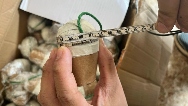 Hà Nội: Phát hiện và bắt giữ hàng trăm quả pháo tại một công ty giao hàng