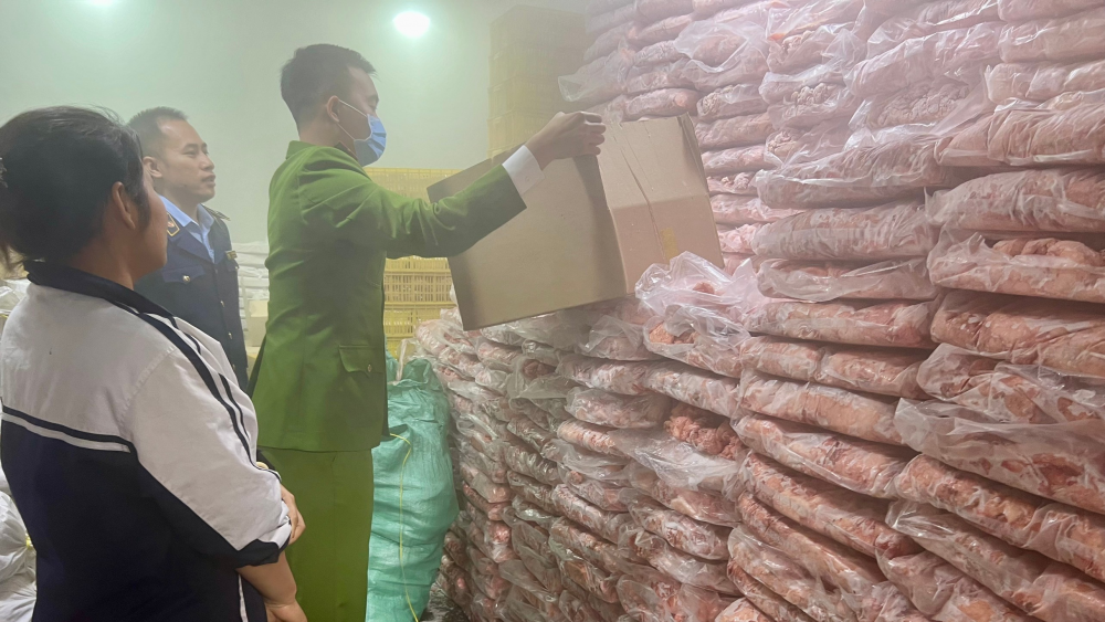 Hà Nội: Thu giữ hơn 6 tấn mỡ và óc lợn tập kết trong kho lạnh ở khu dân cư