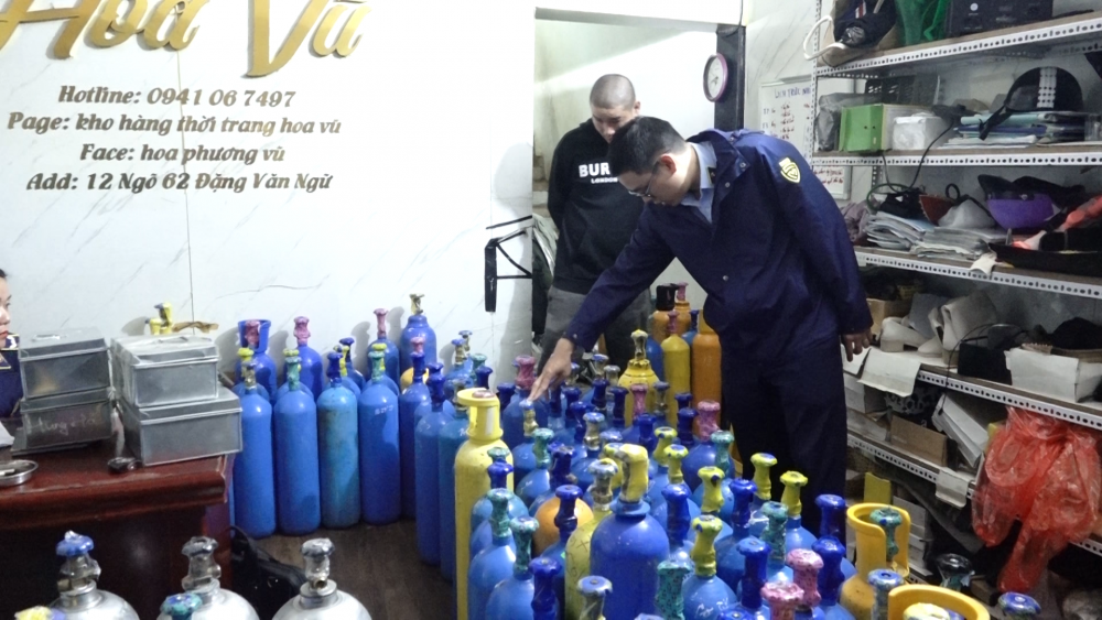 Phát hiện vụ vận chuyển, tàng trữ khí cười lớn tại Hà Nội