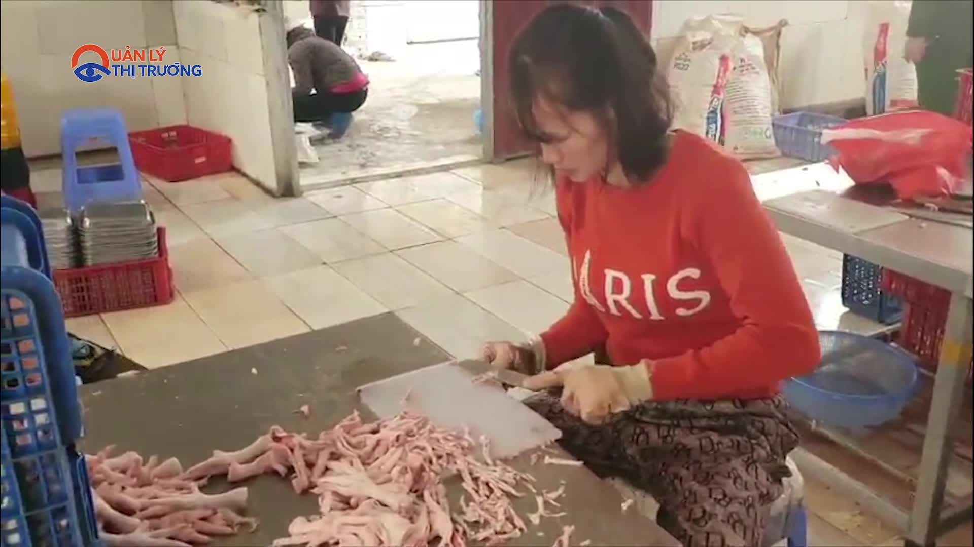 Chế biến chân gà rút xương từ nguồn hàng kém chất lượng