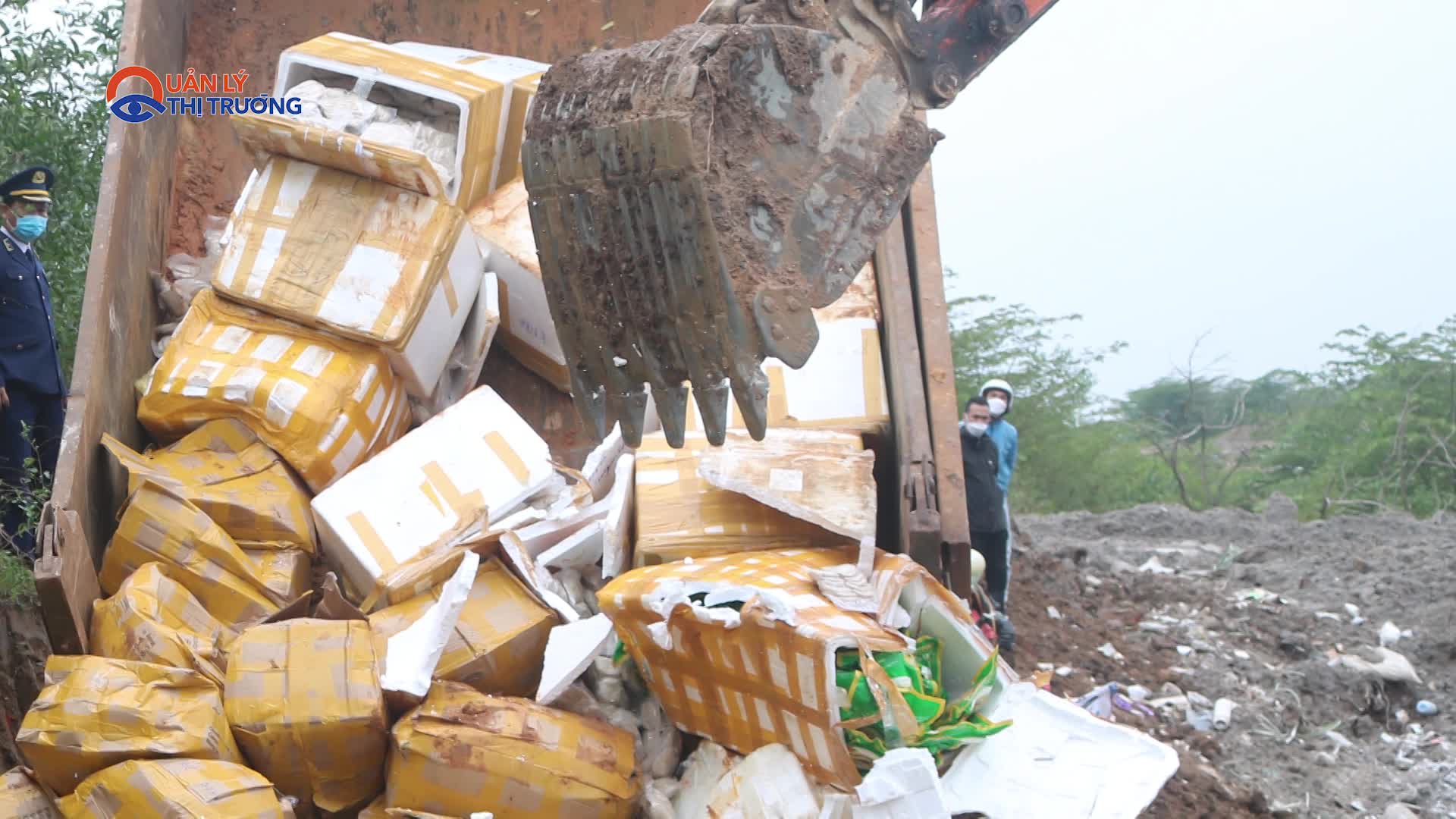 Cục QLTT Quảng Bình tiêu hủy các loại hàng hóa vi phạm trị giá gần 4,7 tỉ đồng