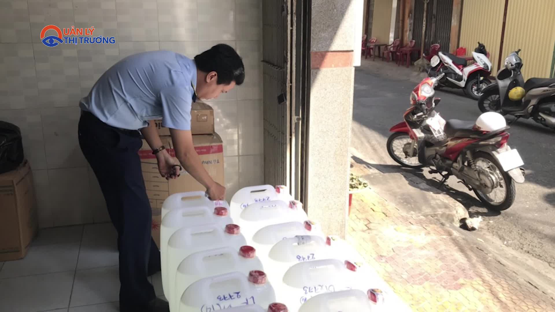 Bến Tre: Tiêu hủy 420 lít rượu trắng không rõ nguồn gốc, xuất xứ