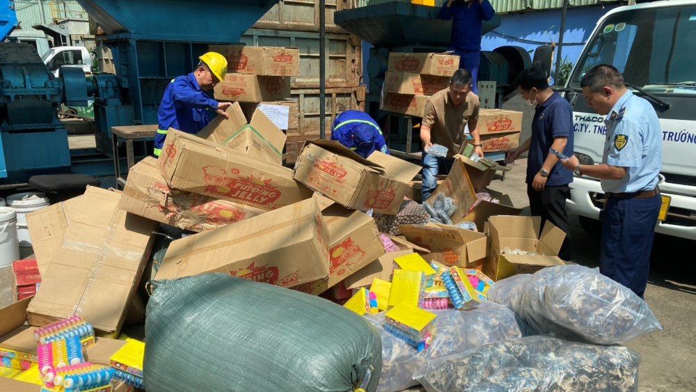 Tiêu hủy gần 800kg thực phẩm vi phạm