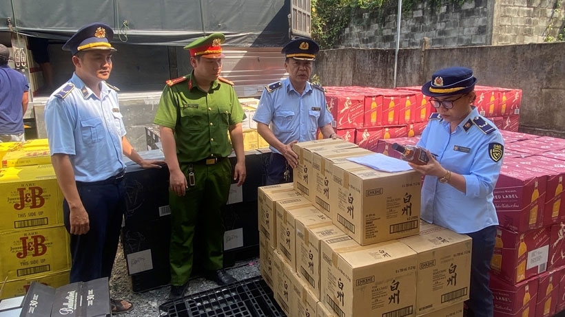 Phát hiện gần 16.000 chai rượu nhập lậu, trị giá hơn 15 tỉ đồng