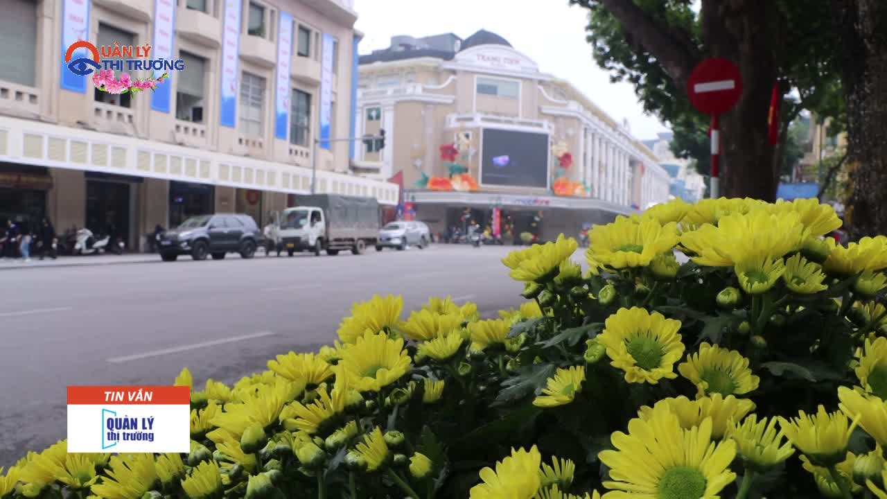 Phóng sự: Thủ đô Hà Nội rực rỡ cờ hoa đón chào Năm mới