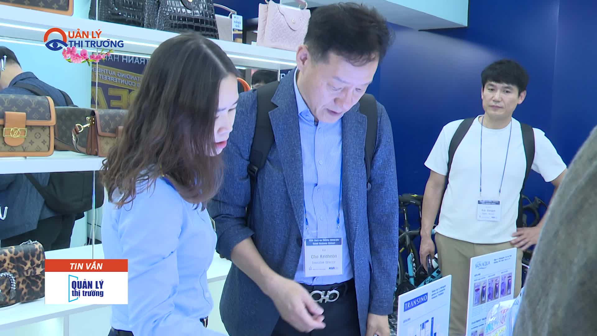 Phóng sự: Người nước ngoài trải nghiệm Phòng trưng bày hàng thật, hàng giả