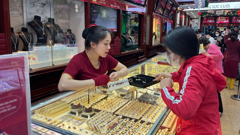 Phóng sự: Giá vàng bất ngờ giảm trong ngày vía Thần Tài