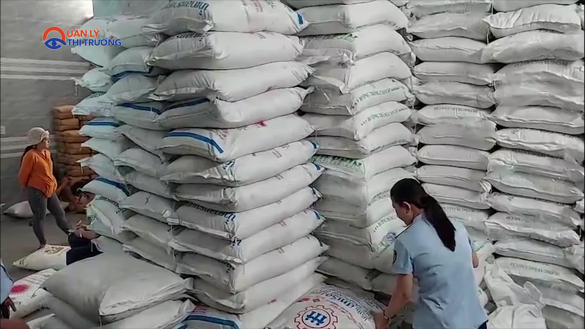 TP HCM: Bắt giữ gần 40 tấn đường cát nghi nhập lậu gần chợ Bình Tây