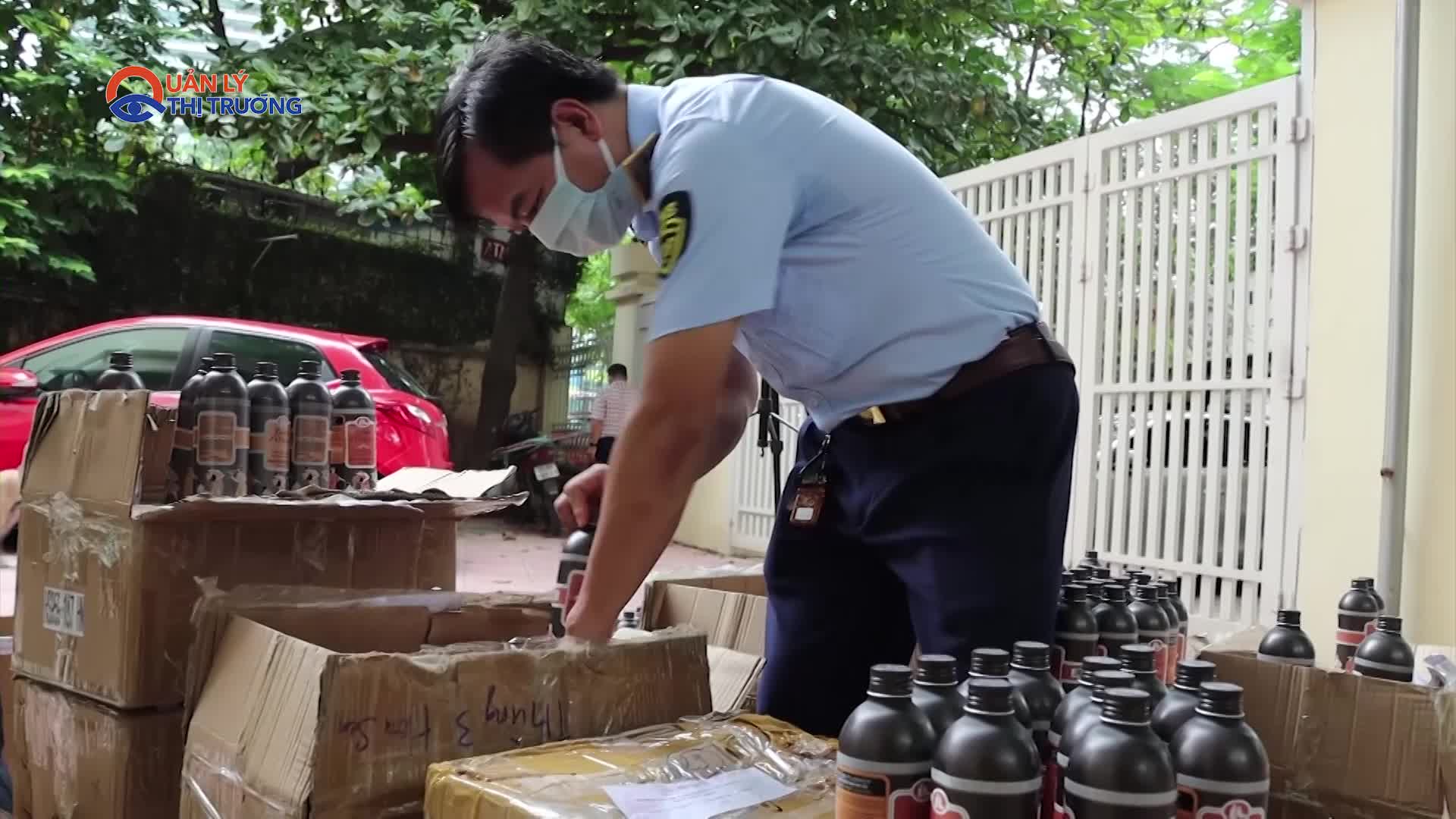 Phát hiện, thu giữ hàng trăm chai sữa tắm giả nhãn hiệu