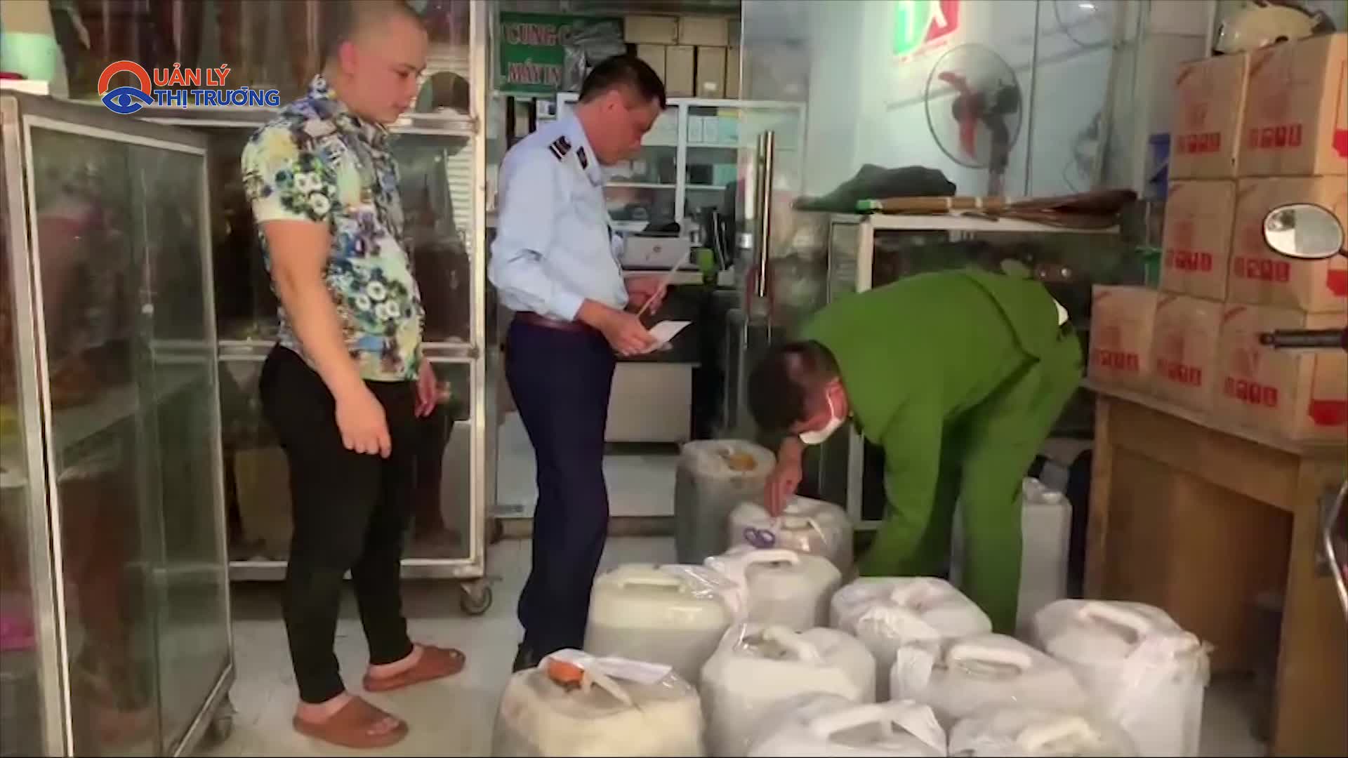 Hàng trăm lít rượu không rõ nguồn gốc được bày bán công khai