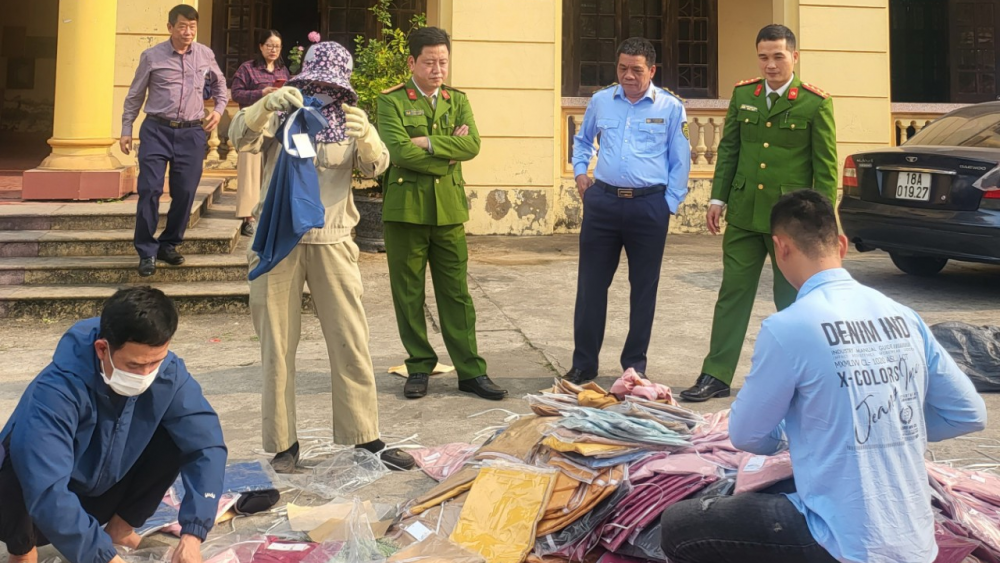 Tiêu hủy gần 1.000 sản phẩm áo phông người lớn, trẻ em giả mạo nhãn hiệu