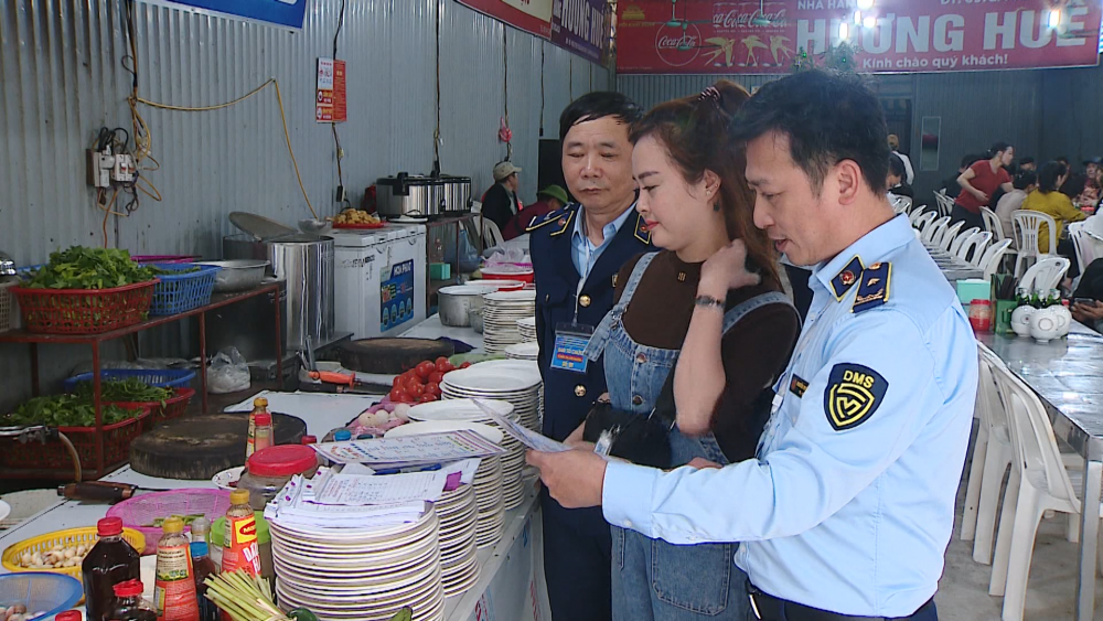 Phóng sự: Tiếp tục tăng cường kiểm tra, giám sát an toàn thực phẩm tại lễ hội