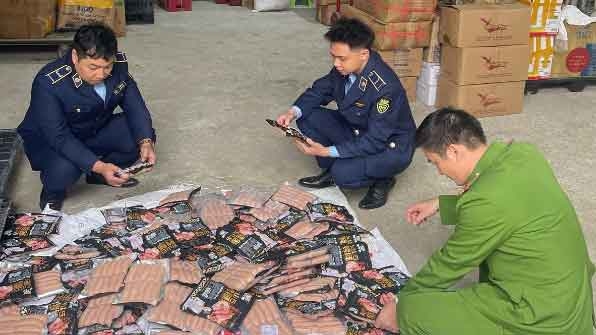 Phát hiện 4 cơ sở kinh doanh thực phẩm, mỹ phẩm nhập lậu