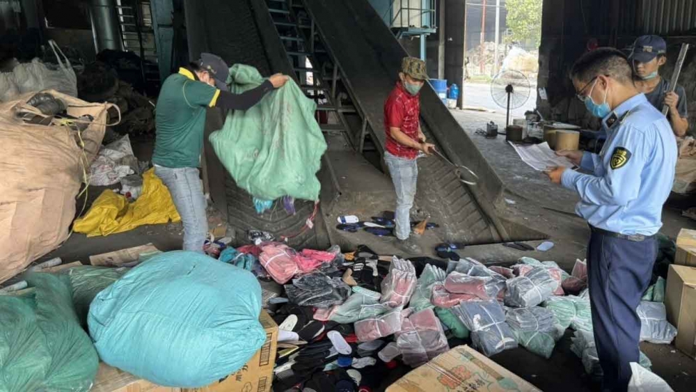 QLTT Hồ Chí Minh: Giám sát tiêu hủy hàng nghìn sản phẩm vi phạm