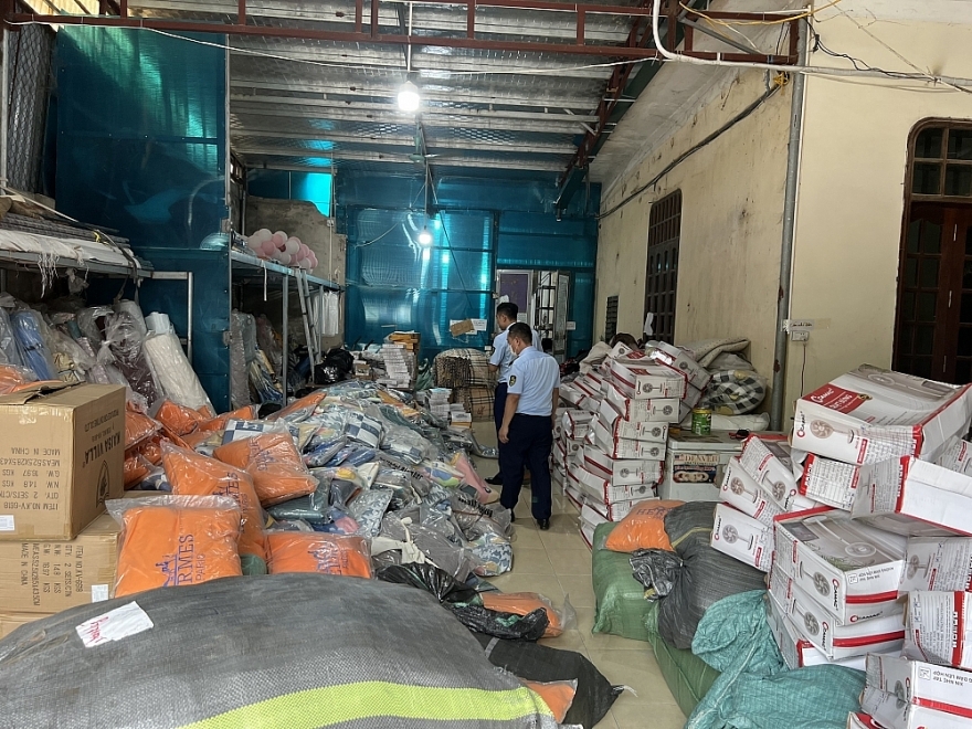 Thu giữ hàng chục nghìn sản phẩm nghi là hàng giả bán qua livestream tại Thanh Hoá
