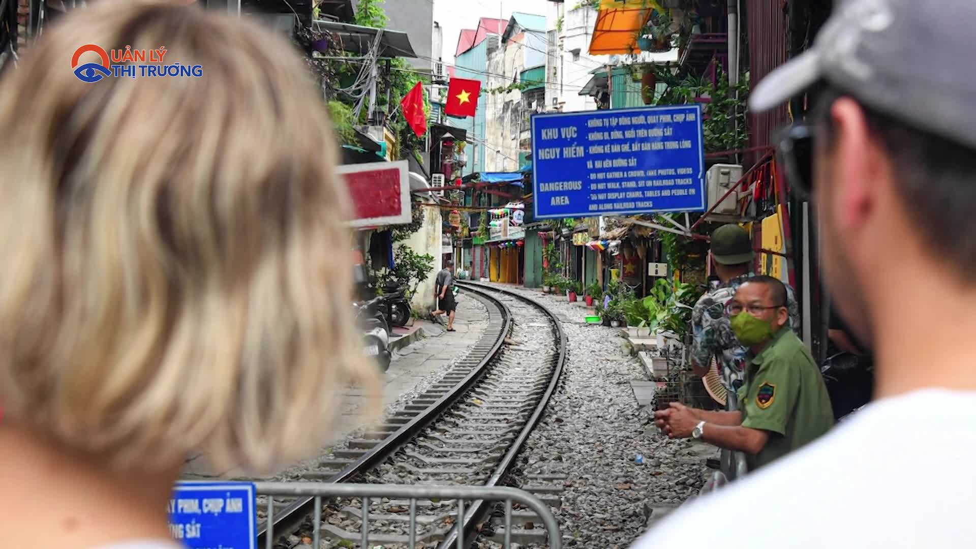 Hà Nội yêu cầu không tổ chức tour đến phố cà phê đường tàu