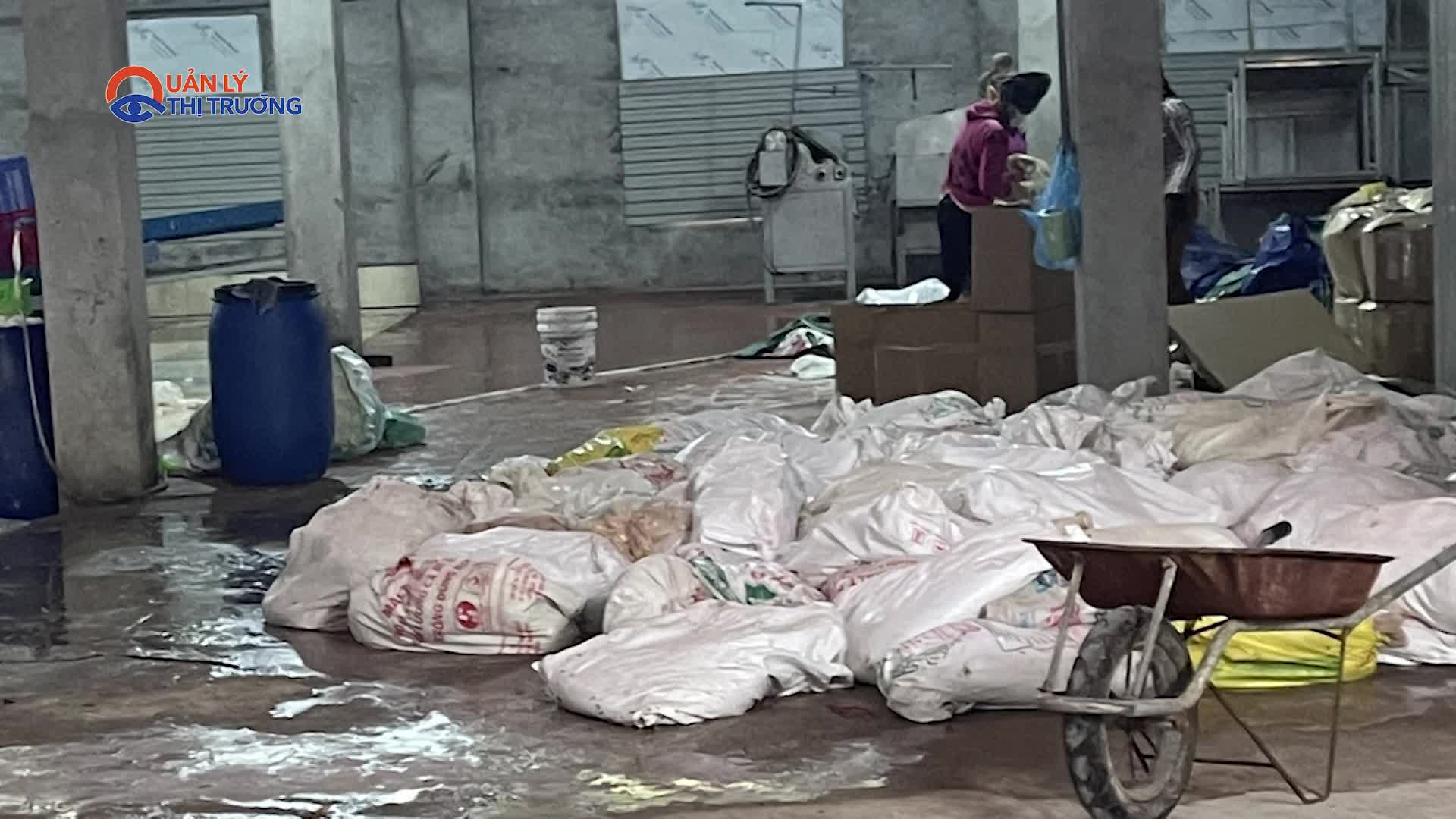 Bắc Ninh: Phát hiện, tiêu hủy hơn 7 tấn lòng lợn bốc mùi hôi thối