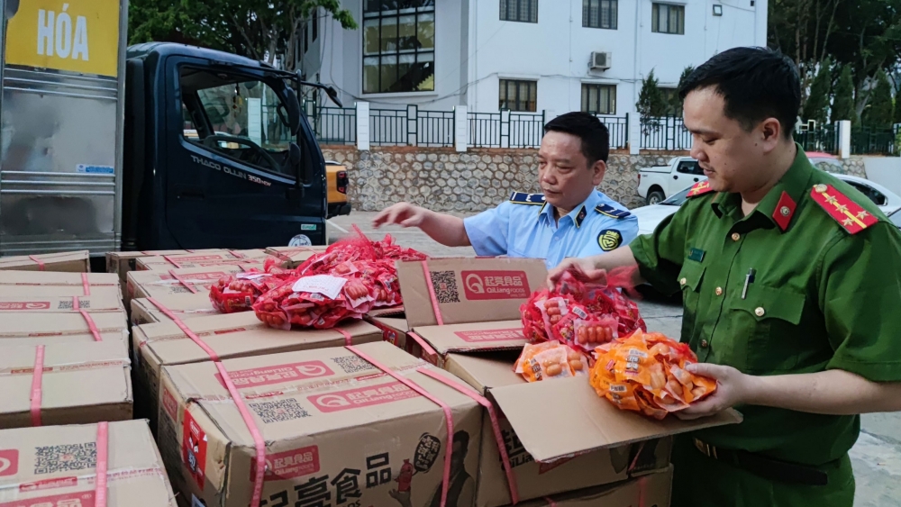 Lào Cai: Thu giữ hàng chục ngàn sản phẩm đồ chơi trẻ em và thực phẩm nhập lậu